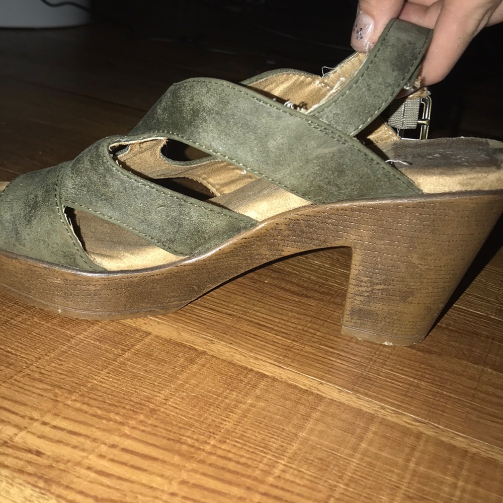 Heels - Picture 3 of 3
